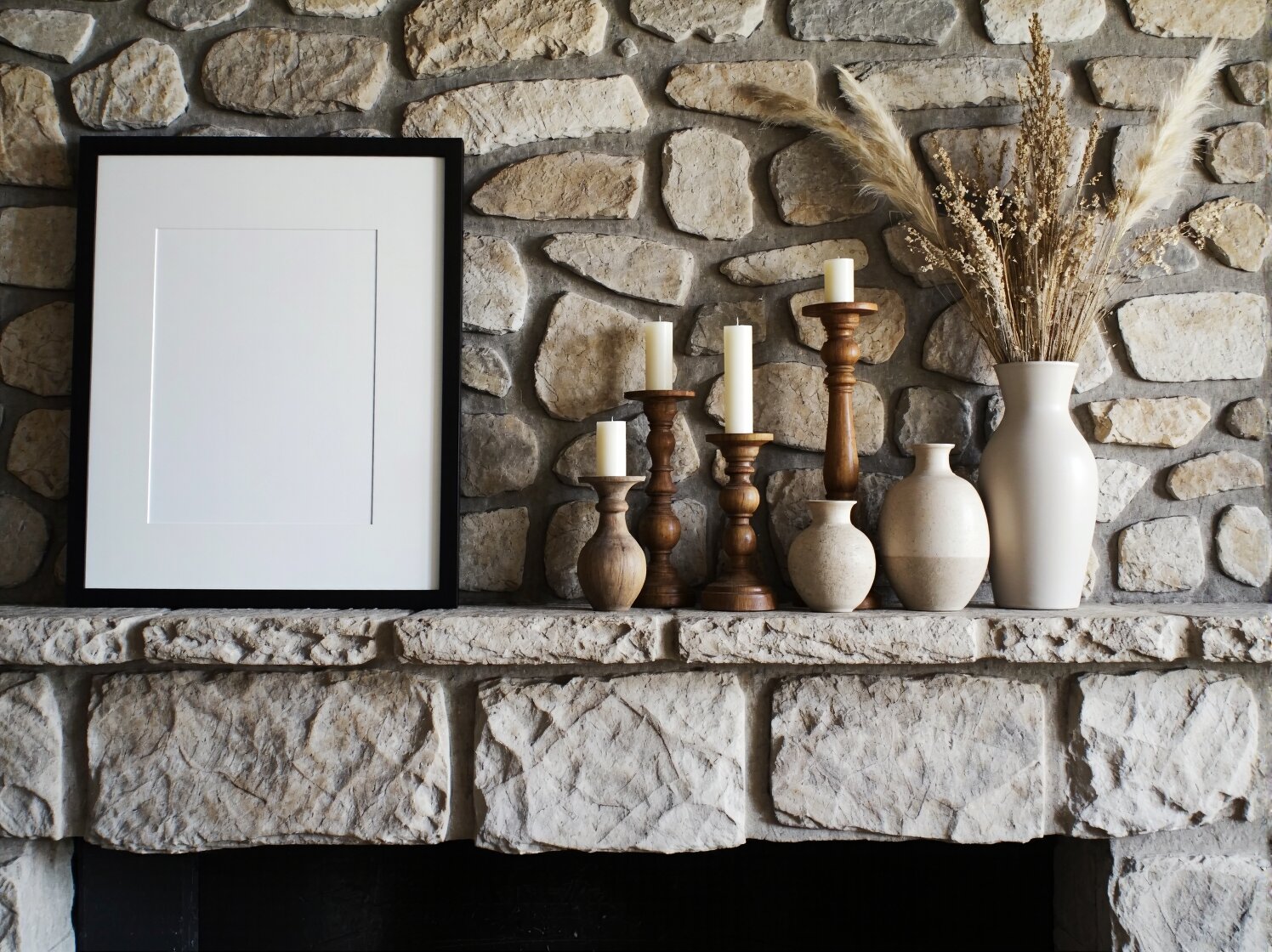 Inspiracja na wnętrze scandi-rustic: jasne meble skandynawskie i drewniane elementy w przytulnej, rustykalnej przestrzeni.