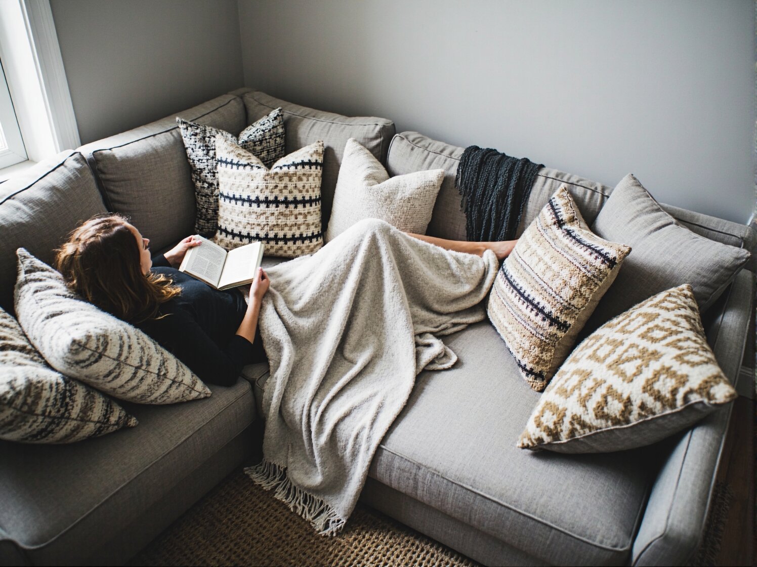 Komfort w Narożniku: Jak Stworzyć Idealną Przestrzeń z Narożnikiem i Poduszkami? - ilustracja 4