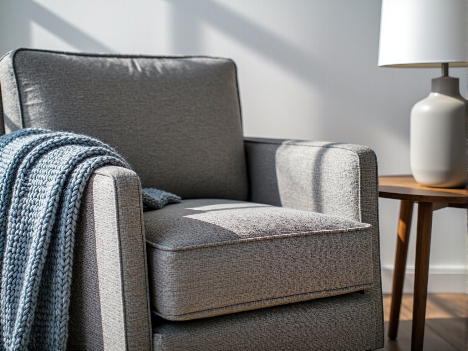 Jakie są zalety mebli tapicerowanych w jasnych kolorach w małych wnętrzach? - ilustracja 2